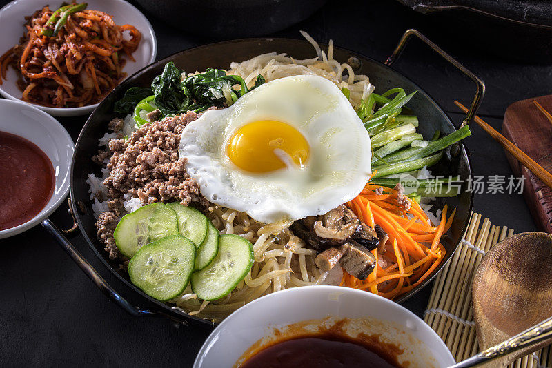 BI Bim Bap，拌菜饭，顶视图与热酱在铸铁锅